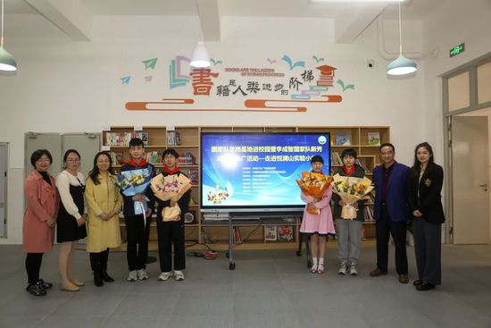 喷鼻港片子对时候、记忆和景迁转变有着高度的敏感，关于时候和记忆在王家卫片子里已有着很是迷人的镜像化表示，而到了《年夜蓝湖》这部片子中则多了景迁转变这一叙事元素。